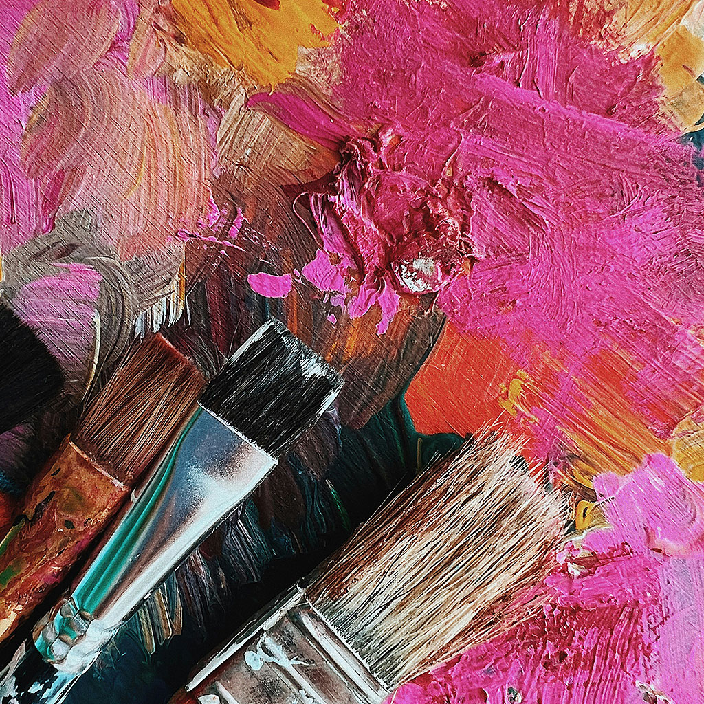 Creatieve workshop bij Studio Flow Feel & Create waarbij acrylverf vloeiend over het canvas beweegt en ruimte geeft aan intuïtief creëren